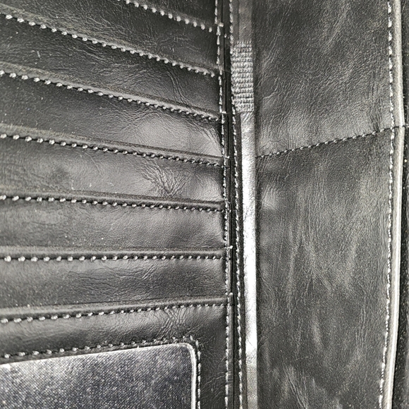 ModCloth x Hello Kitty Bows Camp Director Zipped wallet - Picture 7 of 8